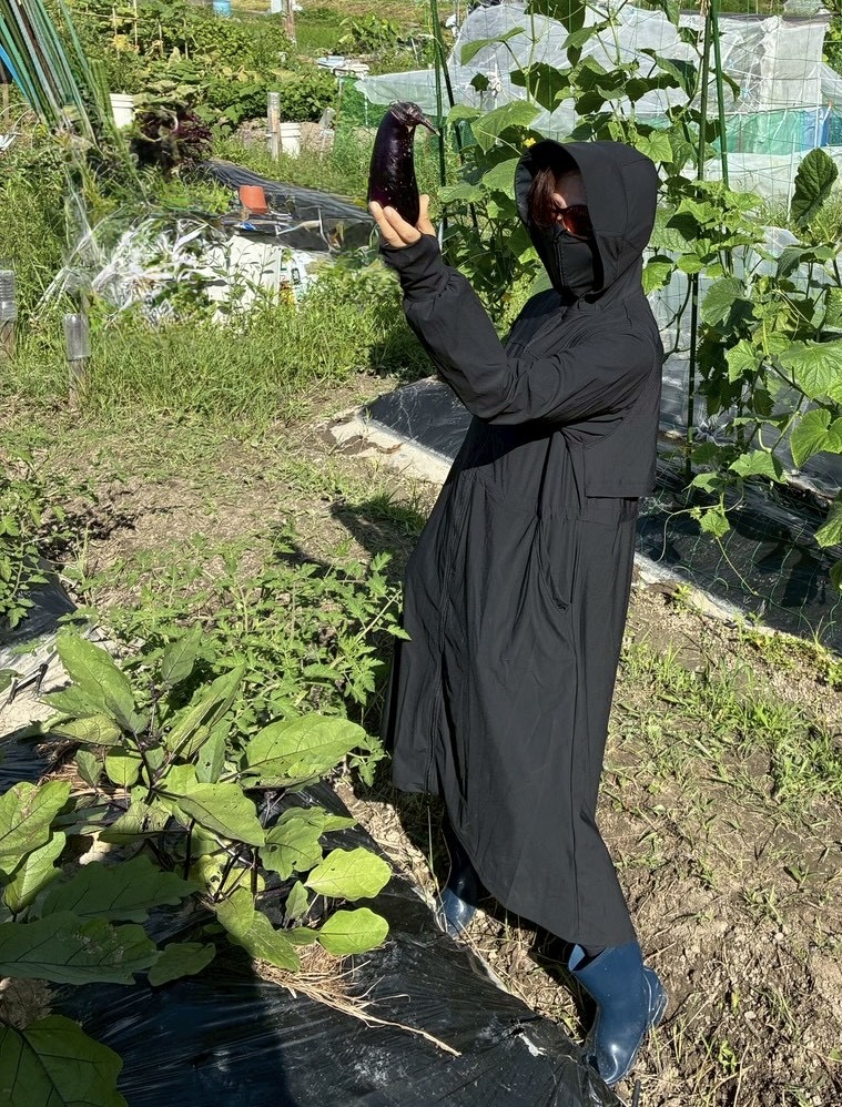 魔女のような装いで畑に立つメンバー