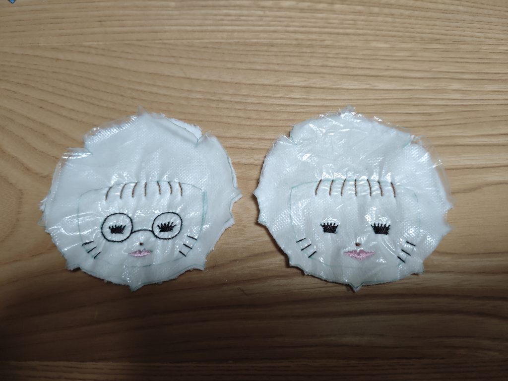 下地シートを剥がす前のぬいぐるみの顔2つ