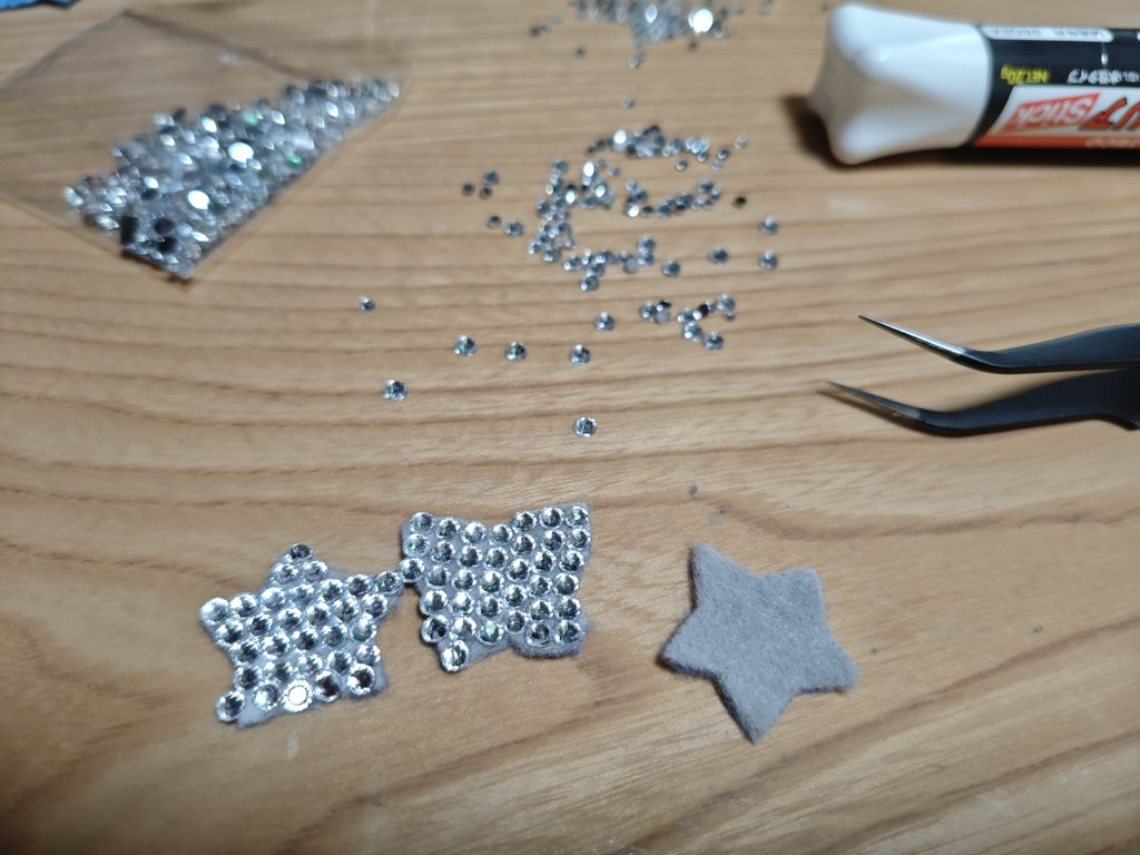 フェルトの星にラインストーンを貼るデコ作業
