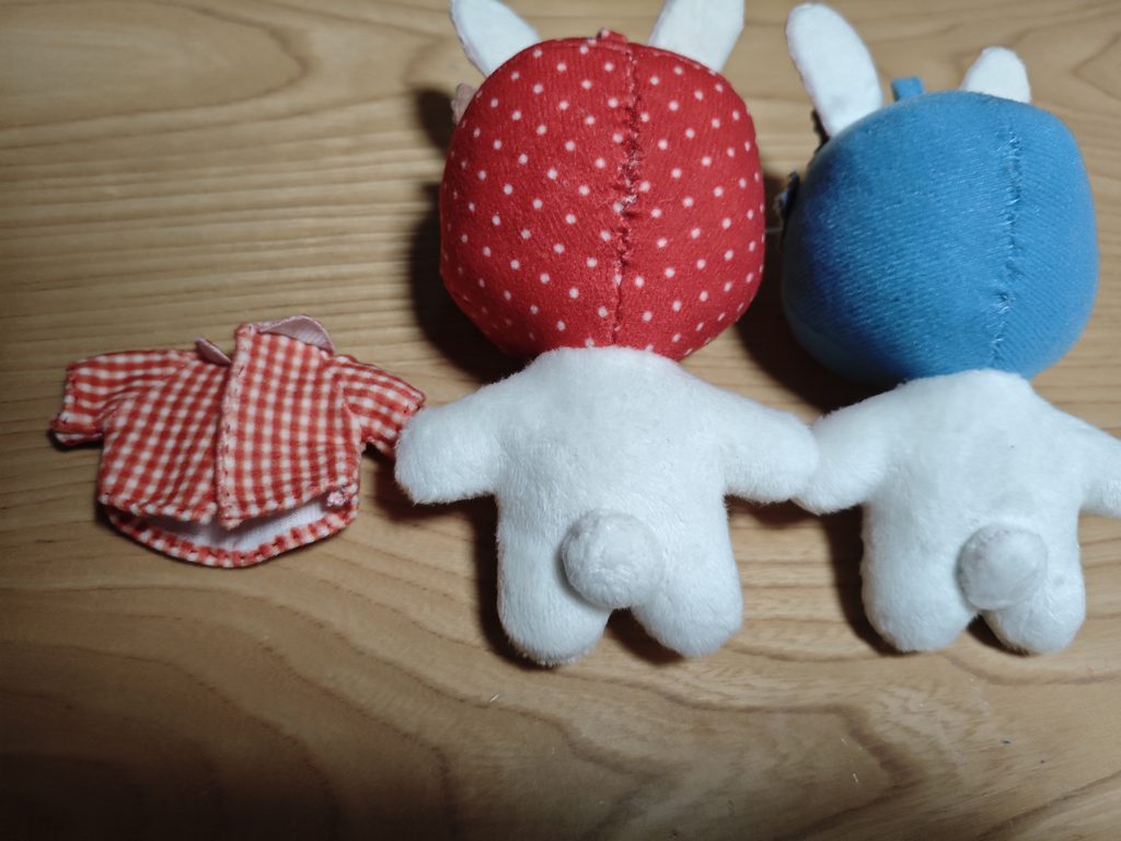 うさぎのしっぽが付いたぬいぐるみの後ろ姿と、指先ほどの大きさのYシャツ