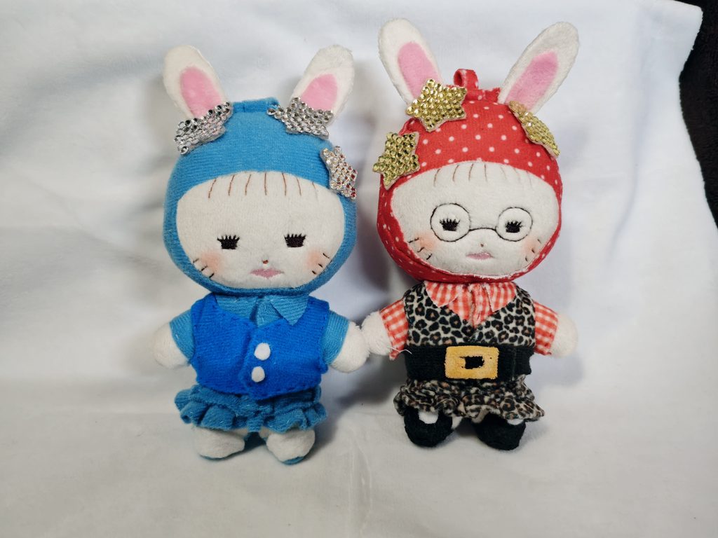 首元を詰めてもらった後のぬいぐるみ2体