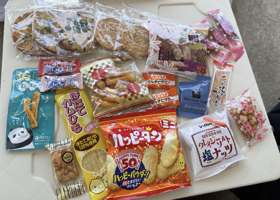 モルック大会に持参した塩気の多いおやつ。煎餅、ハッピーターン、塩ナッツ、ほたてカムひもなど